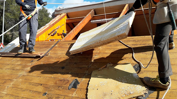 Llenyer exterior de fusta fet a mida title=